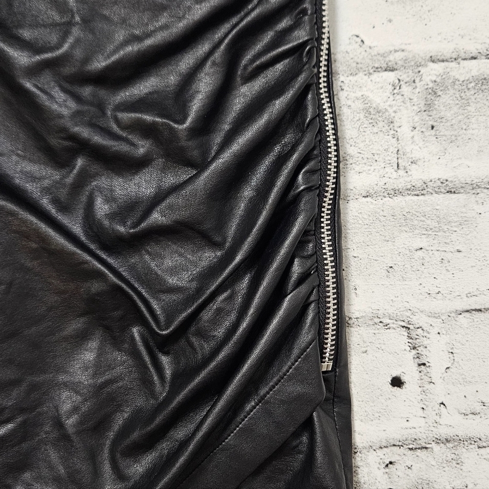 Le Chateau Black Faux Leather Ruched Mini Skirt Size 0 Side Zip - Picture 2 of 6